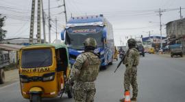 Miembros de las Fuerzas Armadas durante un operativo en Posorja, Guayas.