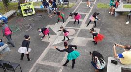Niñas recibiendo clases de danza en la Casa Somos La Tola.