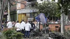 Los explosivos se colocaron en motocicletas cerca de estaciones de policía en Cali, Colombia.