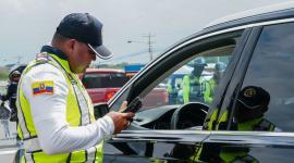 Agente de la Comisión de Tránsito del Ecuador (CTE) realiza un control de tránsito en vía.