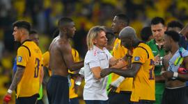 Moisés Caicedo (derecha), Willian Pacho (centro, sin camiseta) y Piero Hincapié (izquierda) son los futbolistas con mayor valor de mercado. Su aporte fue fundamental en la campaña