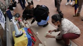Personas ponen velas junto a la imagen de la Virgen para orar por la salud del precandidato presidencial colombiano, Miguel Uribe Turbay, este martes 10 de junio del 2025, en los exteriores del hospital donde está internado.