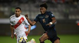 Kevin 'La Rola' Rodríguez, delantero de Ecuador, avanza ante la marca de Renzo Garcés, jugador peruano, durante el partido disputado el 10 de junio del 2025, en Lima.