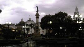 Cámaras de seguridad captaron un intento de robo de piezas del monumento de la Plaza de la Independencia, la madrugada de este miércoles 11 de junio de 2025.