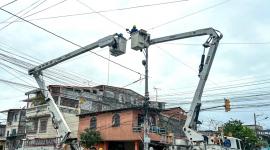 Personal de CNEL realiza trabajos de mantenimiento en Guayaquil.