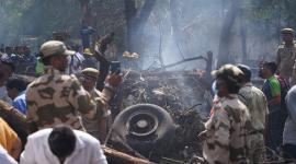 Personal de emergencia busca entre los restos en el lugar del accidente aéreo cerca del aeropuerto en Ahmedabad, este 12 de junio de 2025.