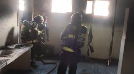Personal del Cuerpo de Bomberos de Quito acudió a la institución para sofocar las llamas este jueves 12 de junio del 2025.