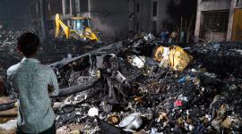 Un hombre se encuentra en el lugar del accidente aéreo cerca del Aeropuerto Internacional Sardar Vallabhbhai Patel en Ahmedabad,en el oeste de la India, este jueves 12 de junio del 2025.