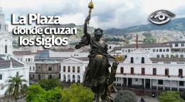 A diario pasan por aquí turistas curiosos, vendedores ambulantes, trabajadores apurados, estudiantes distraídos y vecinos que se sientan a pasar el tiempo. Pocos se detienen a pensar que están pisando uno de los lugares más cargados de historia del país. Ha sido mucho más que un punto de encuentro, mercado y jardín; aquí se han celebrado fiestas populares, protestas, revueltas, discursos, procesiones y corridas de toros, pero también ha sido el escenario de asesinatos históricos y ejecuciones públicas. En sus alrededores se concentra el poder político y religioso del país. Aunque por un tiempo estuvo prohibida para ciertos sectores sociales, aquí se escribieron páginas claves de la historia. Hablamos de la Plaza Grande.
