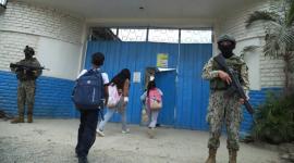 Militares resguardan una institución educativa de Guayaquil ante aumento de violencia.