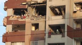 Bomberos trabajan en el interior de un edificio tras un ataque israelí al norte de Teherán, Irán, 13 de junio de 2025.