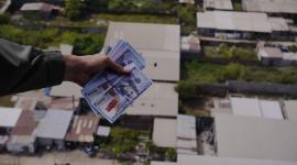 Helicópeteros de la FAE lanzan billetes con información del plan de recompensas este viernes 13 de junio del 2025.