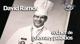 La historia de este riobambeño está escrita con ingredientes humildes, pero sueños gigantes, sazonada con coraje, talento y un puñado de anécdotas que parecen salidas de una película. Tenía 19 años, una maleta ligera y apenas veinte dólares cuando migró a Estados Unidos. Sirvió en la guerra de Vietnam, primero como soldado y después al tener que alimentar a las tropas. Fue pastelero de una boda real y cocinero en la Casa Blanca. Ha participado en competencias internacionales y de su cuello cuelgan algunas medallas de oro. Atesora cada uno de esos recuerdos que hoy son la receta perfecta de una vida dedicada a su pasión: la cocina.  Esta es la historia del chef David Ramos.