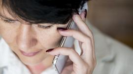 Mujer realizando una llamada telefónica por su celular.