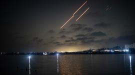 Misiles iraníes pasan por el espacio aéreo de la Franja de Gaza antes de alcanzar objetivos dentro de Israel este 13 de junio de 2025.