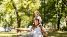 Imagen referencial de un padre compartiendo el tiempo con su hijo.