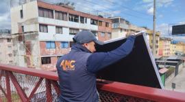 Personal de la AMC retira propaganda electoral de la vía pública.