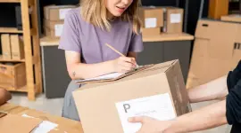 Imagen referencial de la entrega de un paquete vía courier.