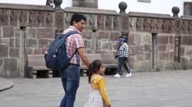 Pdres paseando junto a su hija en el Centro Histórico de Quito .