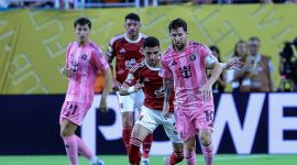 Ahmed Koka (C), del Al Ahly SC, en acción contra Lionel Messi, del Inter Miami CF, durante el partido de la fase de grupos de la Copa Mundial de Clubes de la FIFA 2025, este sábado 14 de junio del 2025.