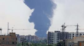 El humo de una refinería de petróleo se eleva sobre edificios residenciales en el sur de Teherán, en Irán, este 15 de junio de 2025. Israel atacó sitios relacionados con el programa nuclear y las instalaciones energéticas de Irán.
