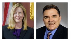 La legisladora demócrata Melissa Hortman (izda) y su marido fueron asesinados en Minesota. El senador demócrata John Hoffman (der) y su mujer también fueron atacado con arma de fuego.