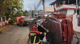 Los Bomberos acudieron al lugar del siniestro de tránsito en Conocoto para auxiliar a una persona afectada.