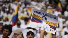 Personas se manifiestan con carteles y banderas durante la "Marcha del silencio" este domingo 15 de junio del 2025, en Cali (Colombia). La movilización popular fue convocada tras el atentado en el que fue gravemente herido el precandidato presidencial Miguel Uribe Turbay.