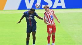 William Pacho disputando el balón con Julián Álvarez en su debut en el Mundial de Clubes este domingo 15 de junio del 2025.