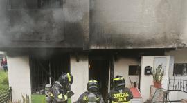 Personal del Cuerpo de Bomberos acudió al lugar para apagar las llamas y dar asistencia a las personas afectadas.