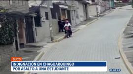 Indignación en el sector de Chaguarquingo, en el sur de Quito, tras el asalto a una estudiante que fue interceptada por tres jóvenes que le robaron sus pertenencias. 

Vía: Gustavo Jaramillo