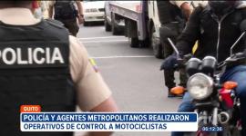 10 motociclistas fueron sancionados este fin de semana en el centro de Quito por no portar sus documentos o conducir sin placas. 

Vía: Brigette Mancheno