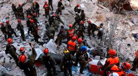 Equipos de rescatistas trabajan entre los escombros para buscar a sobrevivientes de ataques con misiles entre Irán e Israel.