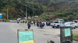 Un grupo de manifestantes bloqueó el paso de la vía Cuenca-Molleturo-El Empalme, este lunes 16 de junio del 2025.