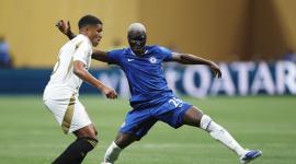 Igor Jesús, de LAFC,  intenta avanzar ante la marca del volante ecuatoriano Moisés Caicedo, en el partido disputado el lunes 16 de junio del 2025, en el Mercedes Benz de Atlanta.