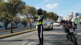 Los agentes de la Agencia Metropolitana de Tránsito son los encargados de controlar que se cumpla la medida de Pico y Placa.