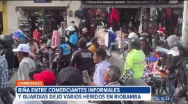 Una riña entre presuntos comerciantes informales y guardias de seguridad movilizó a decenas de policías en Riobamba. 

Un reportaje de Mercedes Chávez