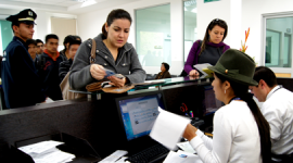 Usuarios no pueden acceder a servicios por falta de sistema en la Agencia Nacional de Tránsito.