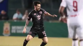 Lionel Messi de Inter controla un balón este sábado, durante un partido amistoso entre Olimpia y Inter Miami en el Estadio Olímpico Metropolitano en San Pedro Sula (Honduras)