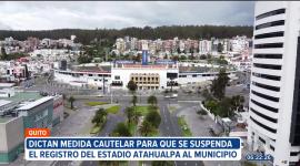 Un juez de la Unidad Anticorrupción dictó una medida cautelar para que el Municipio suspenda el registro como propietario del Estadio Olímpico Atahualpa. Esto ocurrió horas antes de la reunión entre el burgomaestre y el Ministro del Deporte.
Un reportaje de Nathalie Jiménez
