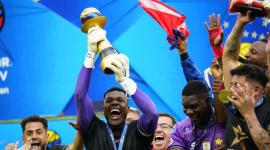 David Cabezas, guardameta de El Nacional, levanta la Copa Ecuador, tras la final del 2024, en la que los criollos vencieron a Independiente del Valle.