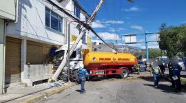 Un camión, que transporta combustible, se estrelló contra un poste, en el sector de Llano Grande, en Quito.