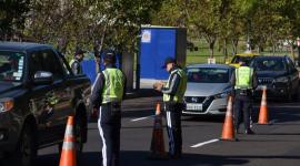 Tres funcionarios de la AMT enfrentan proceso penal por exigir dinero al conductor de un bus durante operativo en Tumbaco.