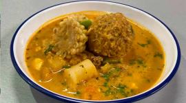 Caldo de bolas de verde, una deliciosa receta del chef Felipe Campana. ¿Te animas a seguir los pasos y deleitarte con esta sopa?