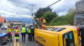 Una furgoneta se volcó en el sector de Conocoto, este martes 17 de junio del 2025.