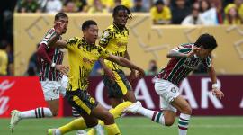 Jobe Bellingham (77), futbolista del Borussia Dortmund controla el esférico ante la marca de un futbolista del Fluminense, en el partido jugado el 17 de junio, en el estadio Metlife.