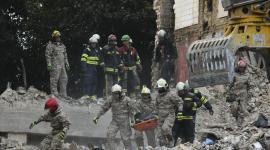 Personal de socorro rescataron el cuerpo de una víctima tras un ataque aéreo contra un edificio residencial de nueve pisos en Kiev, Ucrania, este martes 17 de junio de 2025