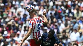 Alexander Sorloth (izquierda), del Atlético de Madrid, salta junto al crédito tricolor Willian Pacho, del PSG, durante el partido del domingo 15 de junio del 2025, en el Mundial  de Clubes.