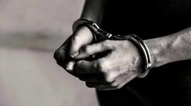 Persona detenida y esposada (imagen referencial)