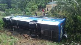 Bus con pasajeros se volcó en el sector Tachigue, Esmeraldas, la mañana del martes 17 de junio del 2025.